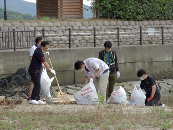 Participants cooperated to clean the beach.