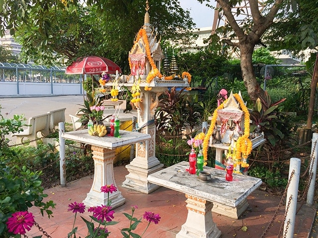 校舎敷地内にある神様を祀る祠（サン・プラプーム，タイ王国内では様々な建物の敷地内に設置されています）