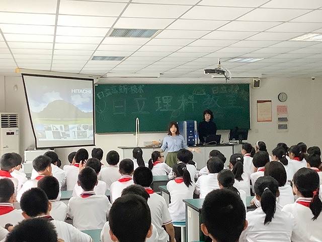 電子顕微鏡の授業を行う日立ハイテク上海会社の担当者