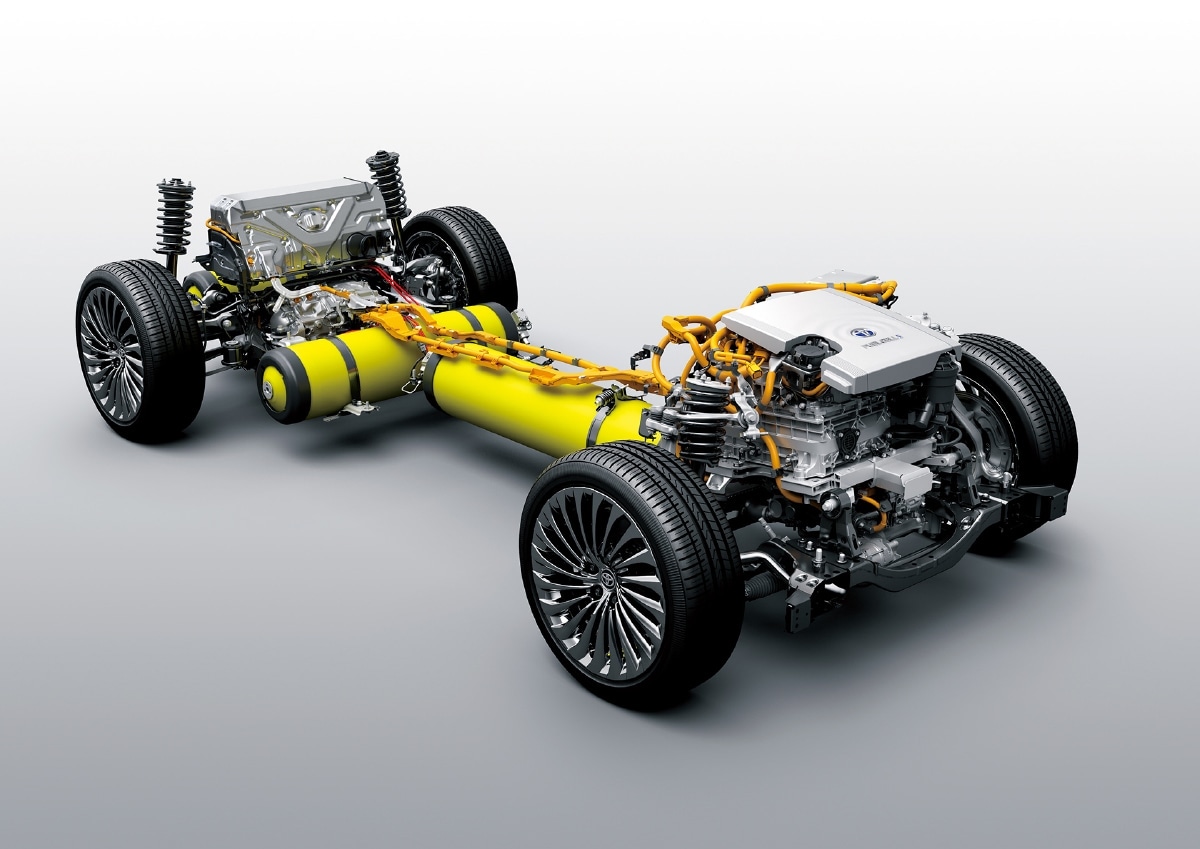 2020年に発売されたトヨタMIRAIの燃料電池スタック（後部車軸上の銀色の箱状部分に収められている）。黄色い筒状容器は高圧水素タンク。