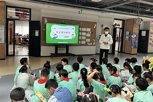 子供の日の特別イベントとして北京の地元小学校で理科教室を開催