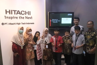 写真：日立ハイテクインドネシアで実施した地元小学生を招いた電子顕微鏡体験会