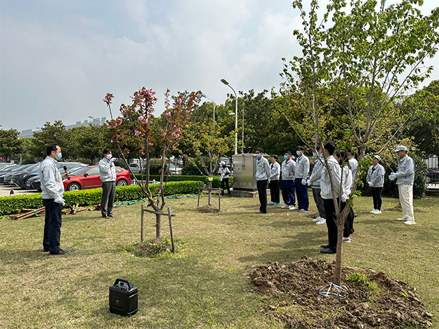 The tree planting begins with an explanation from the secretariat