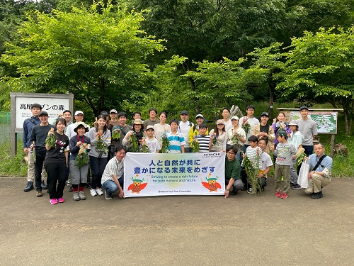 All participants pose for a commemorative photo with their handmade swags “We will learn about the forest and change its future for the better with our own hands!”