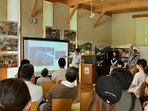 The Science Education Team from Sustainability Management Department presented electron microscope imaging data of insects and plants found in the Takao Forest Nature School.