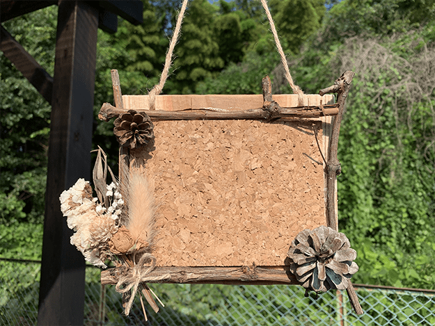 The nature-themed photo frame harmonizes with the natural scenery.