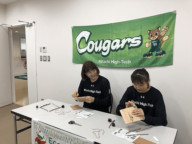 Members of Hitachi High-Tech’s basketball team, the Cougars, participated as well.