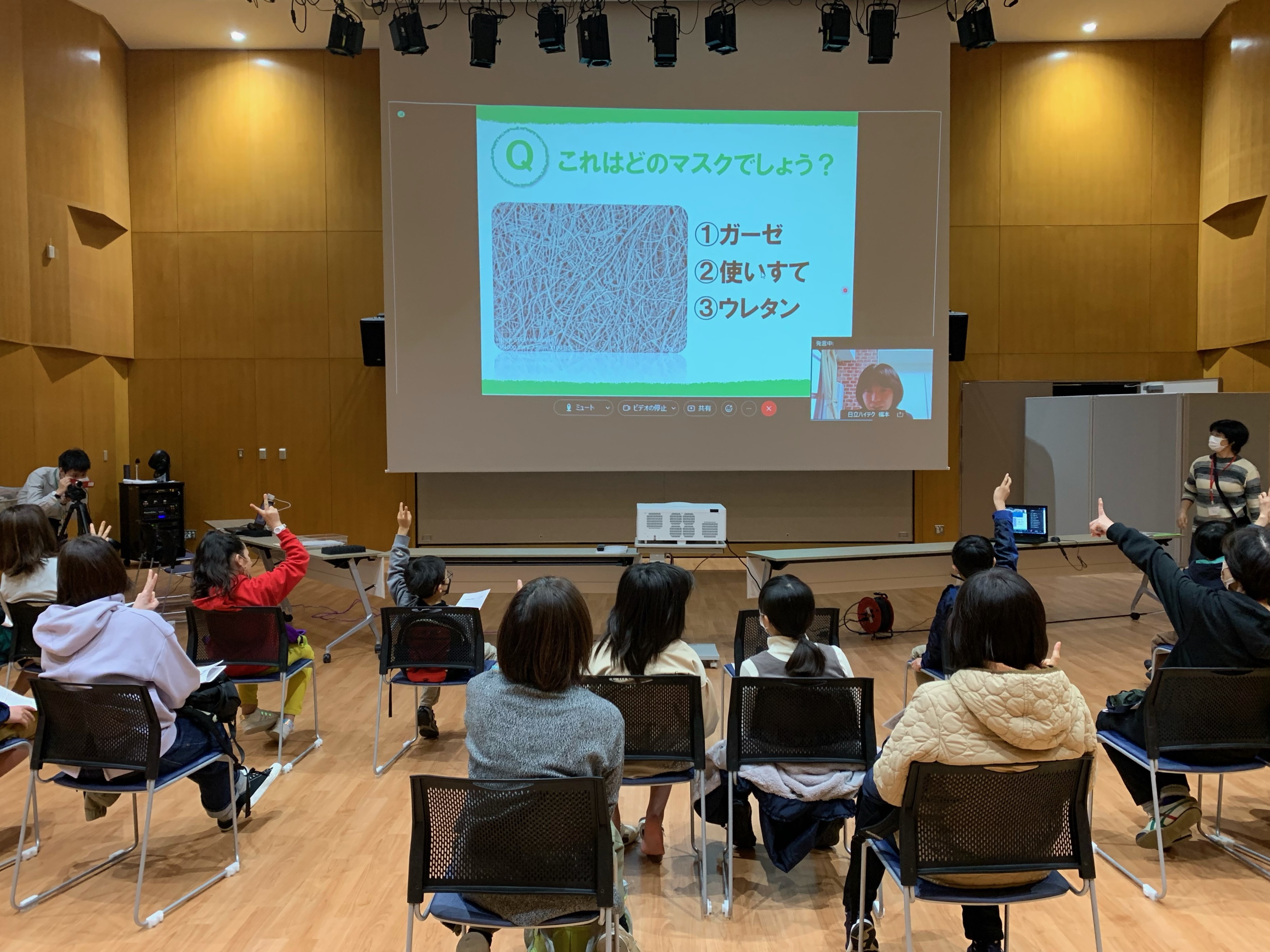 Spring Holiday Remote Electron Microscope Event held at Science Café Itami