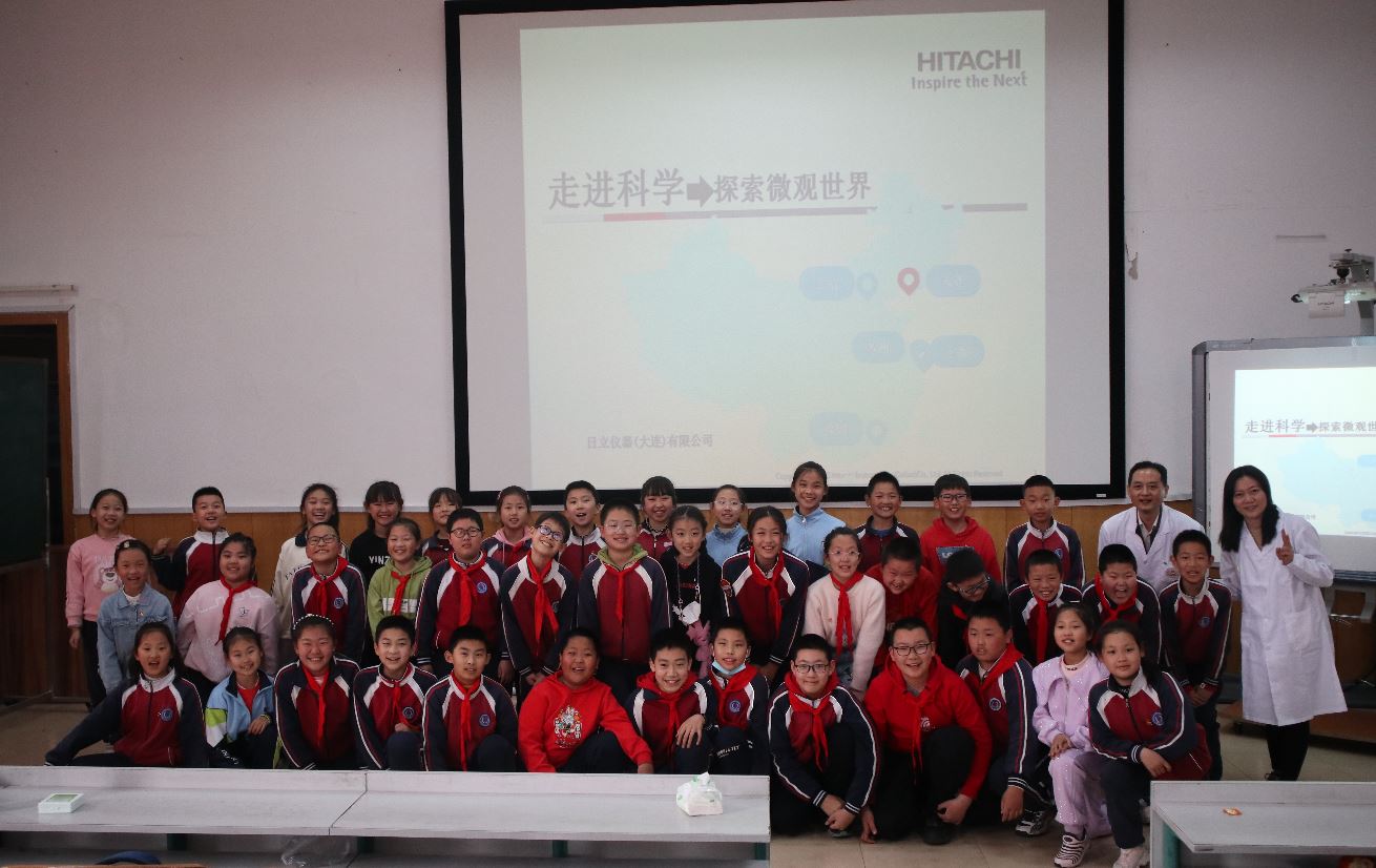 Science Classes Using a Tabletop Electron Microscope at Elementary School in Dalian