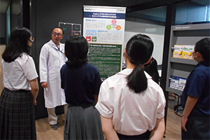 Students from the Minato Ward adaptive instruction classroom “Tsubasa Classroom” visit Hitachi High-Tech for field trips