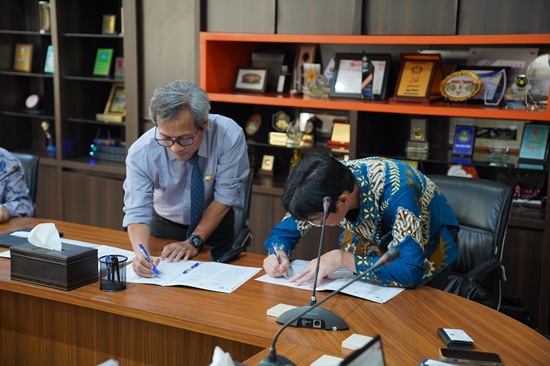 MOA signing ceremony between HTJ(Momoi)MD and Prof.Dr.Eng. Ir. Syafrizal, S.T., M.T., IPM, Dean of FTTM ITB