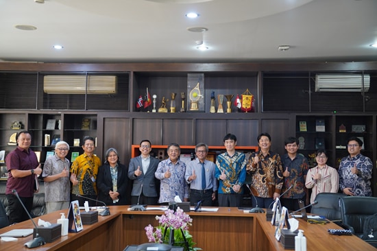 Representatives from Hitachi High Tech, Hitachi Asia Indonesia, and ITB commemorate the signing of MOA