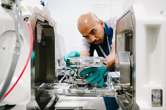 Equipment operational verification and sample stage preparation of the SU3900 SEM with AMICs system conducted by Ivan Ibrahim, Mineralogy Lab Manager at PT. Geoservices GeoAssay Laboratory.