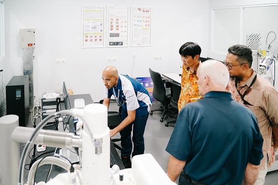 Ivan conducts system set-up and operational demonstrations of the new AMICS system at PT. Geoservices GeoAssay Laboratory.