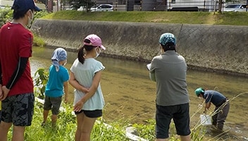 image：getting the explanation how to find aquatic life  .
