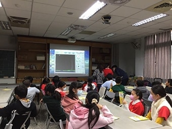 Photo: An on-site class conducted at Shanghai Hua'er Junior High School by Hitachi High-Tech and Hitachi Construction Machinery (both located in Shanghai) 