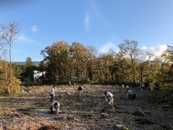 photo：Planting the trees
(Everyone worked with enthusiasm)

