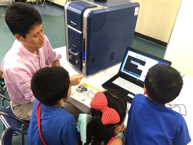 Children glued to the electron microscope image