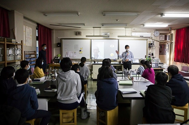 Remote class held by linking a classroom in Beijing to the Hitachi High-Tech Headquarters