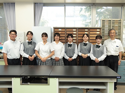 Mr. Nakagawa, a comrade to his students, and the Plastic Girls.<br>
Kakiuchi, the lone boy in the group, fits in naturally.