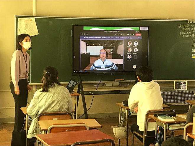 A remote lecture from Hitachi High-Tech head office
