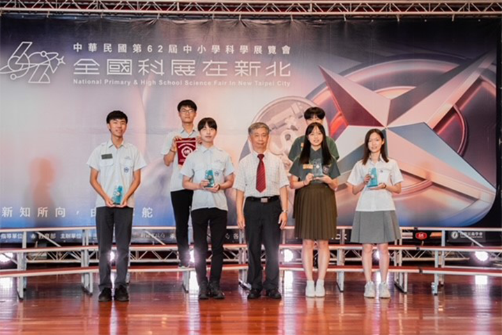 Students from Taoyuan Municipal Wu-Ling Senior High School, at the National Primary and High School Science Fair