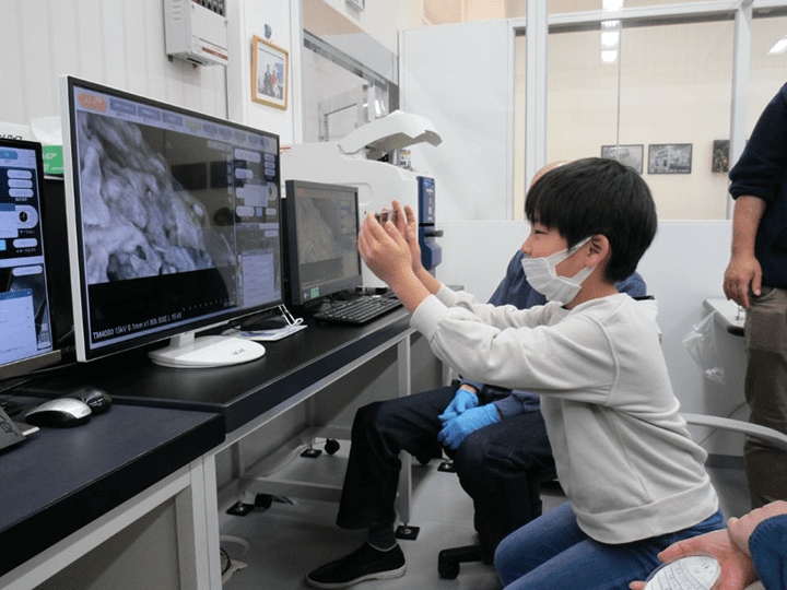 Student takes a picture of the electron microscope image