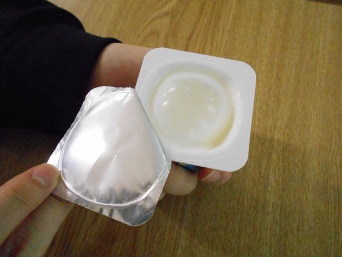 The lid to which yogurt will not stick was shaken so thoroughly in the experiment that it foamed!