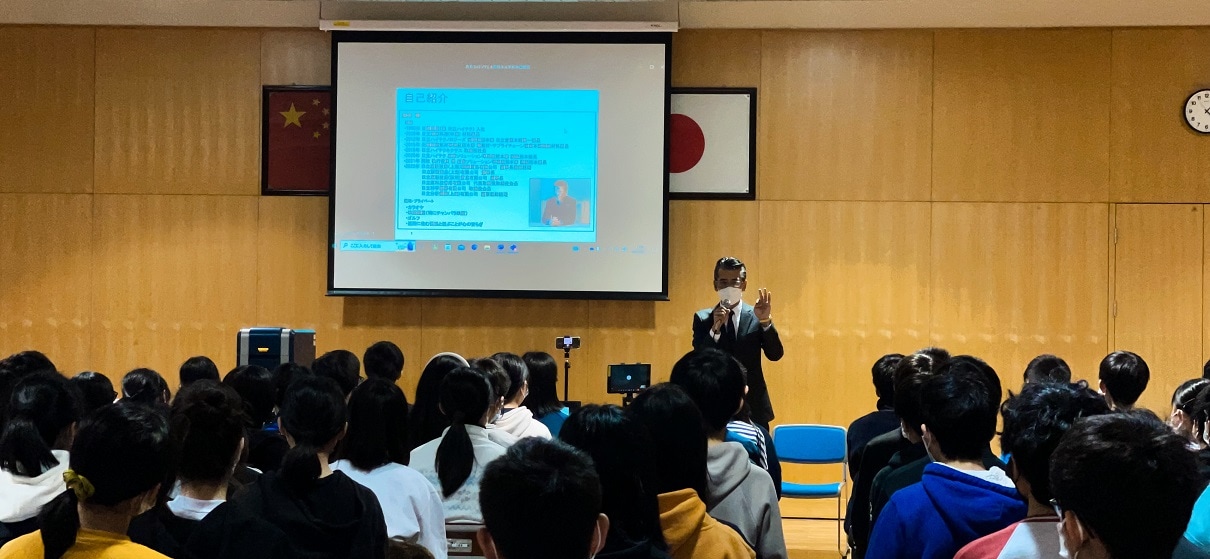 Students listene intently to the talk from the man who is Head of the China Business Group and Chairman of the Board at Hitachi High-Tech Shanghai