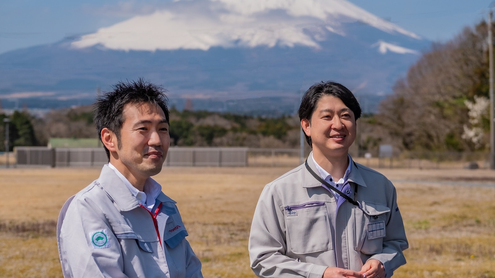 Shinya Takeshita of Toyota and Toshiyuki Takahara of Hitachi High-Tech Science at Hitachi High-Tech Science Fuji Oyama Works. Cooperation between their teams was the key to the development of the new X-ray imaging technology for fuel cell quality analysis.