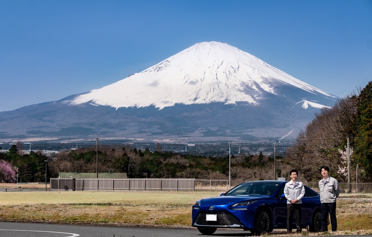 Shinya Takeshita of Toyota and Toshiyuki Takahara of Hitachi High-Tech Science standing next to the new Toyota Mirai at Hitachi High-Tech Science Fuji Oyama Works. Cooperation between their teams was the key to the development of the new X-ray imaging technology for fuel cell quality analysis.