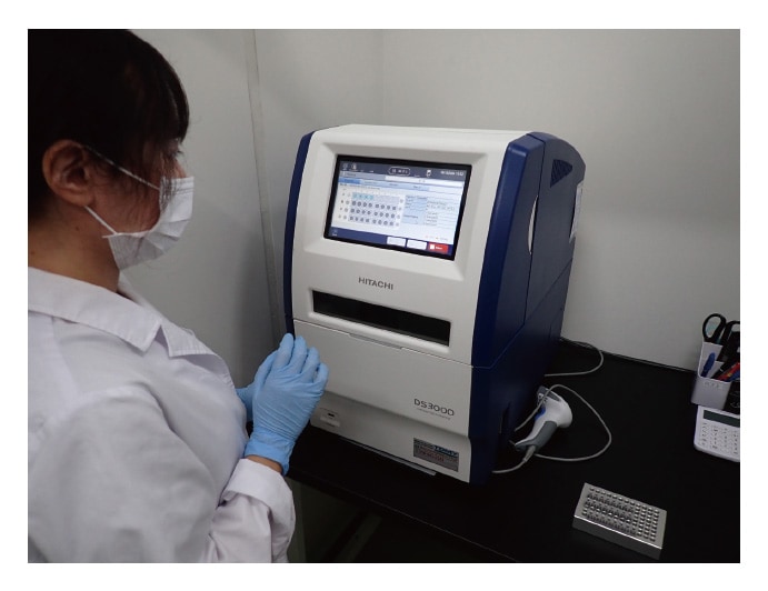 Fig. 5　An operator performs DNA sequence analysis on the DS3000 compact capillary electrophoresis sequencer (Hitachi High-Tech).