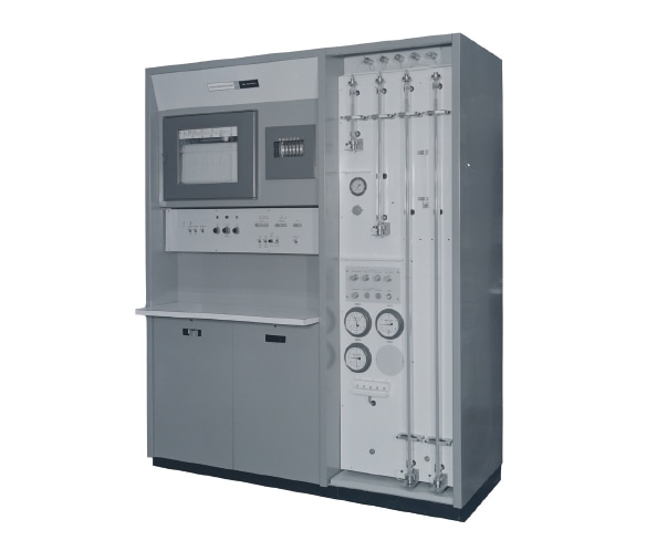 Fig. 3 Hitachi's KLA-3 amino acid analyzer, which was exported to countries including the Soviet Union, the U.S., and China.