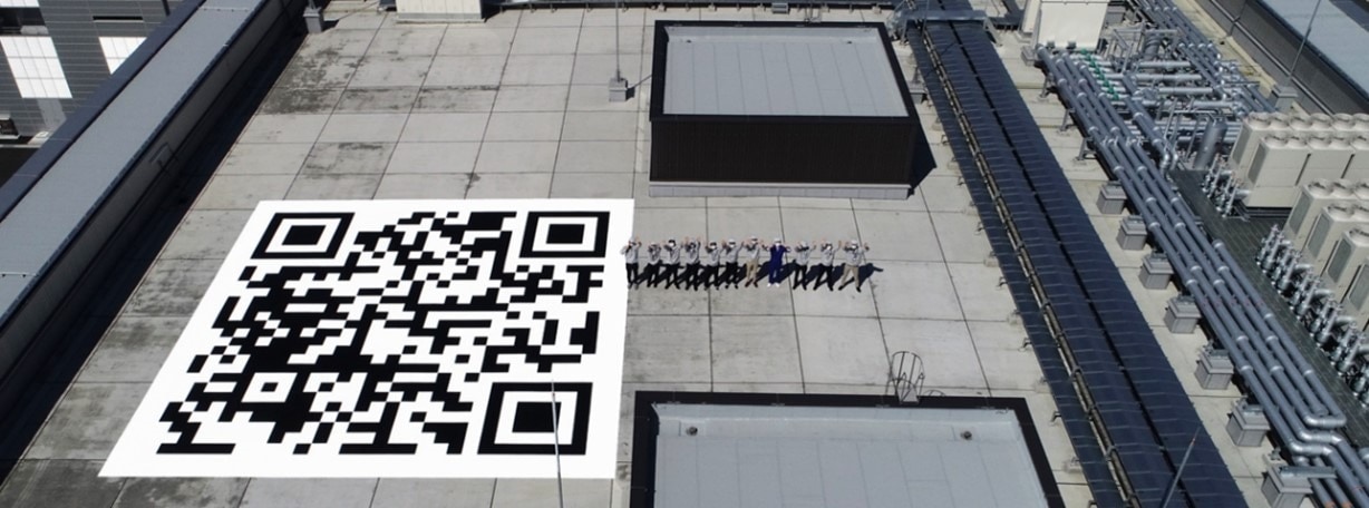 新入社員が新工場屋上に作製した巨大QRコード