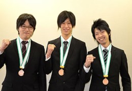 3名の受賞者（左から佐竹、上田、目良）