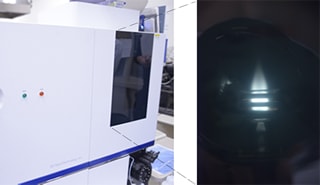 神奈川大学で利用されているICP発光分光分析装置。右はプラズマによって試料が発光する様子。