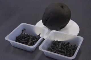 青森県産業技術センターから提供されたリンゴ炭とヒバ炭。研究室には大量の試料が積まれていた。
