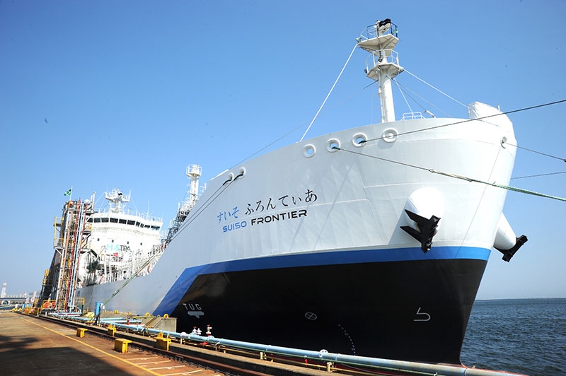 ＜写真3＞「ブルー水素」を運ぶ川崎重工業が製造した液化水素運搬船「すいそ ふろんてぃあ」