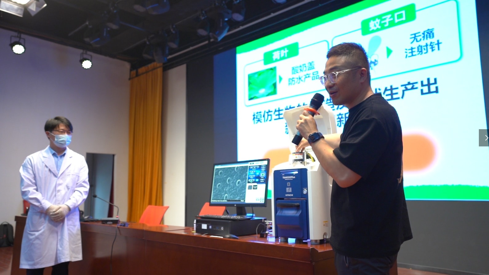 日立ハイテク上海会社のスタッフが講師となって授業を行いました