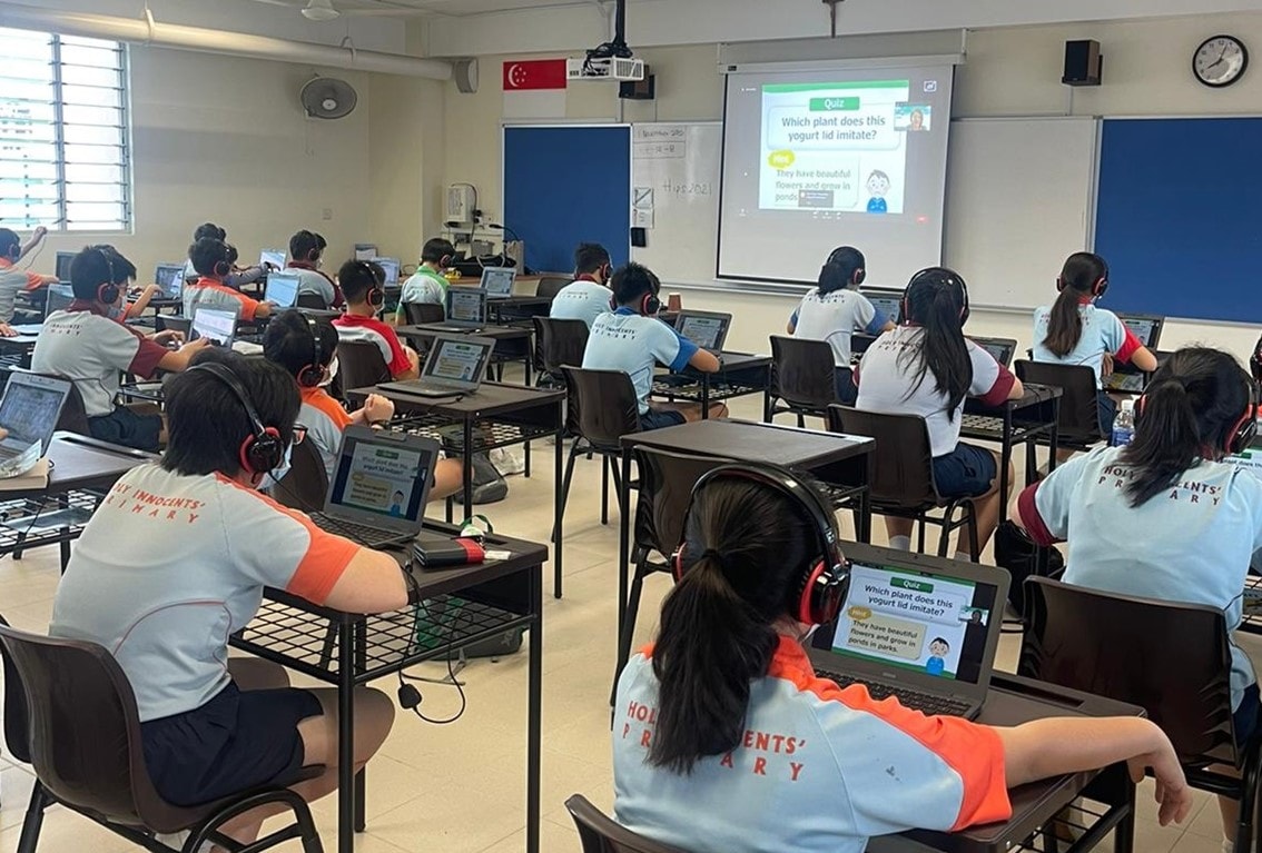 それぞれのコンピュータを使用してリモート授業に参加した生徒たち