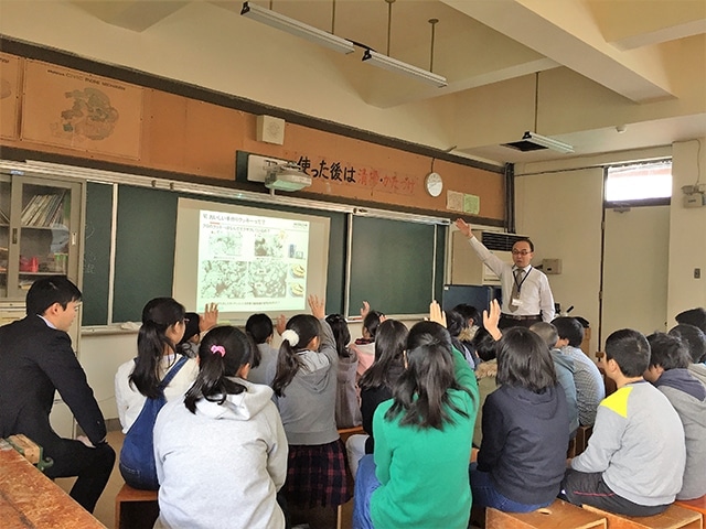 興味津々で出前授業を受ける日本人学校の子供たち