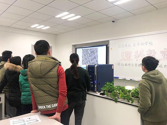 上海市平和双語学校での高校生に対する授業風景