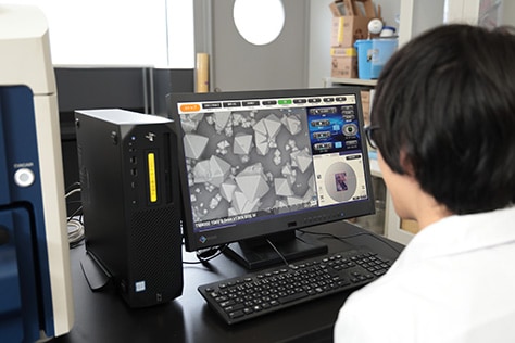 電子顕微鏡を用いたCu₂O結晶の観察。密度や形状の違いを可視化する。