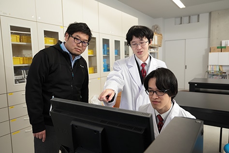 八面体結晶として成長したCu₂O。薄膜化に向けた構造の確認。