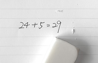 ボールペンで書（か）いた文字（もじ）がプラスチック消（け）しゴムで消（け）せない様子（ようす）