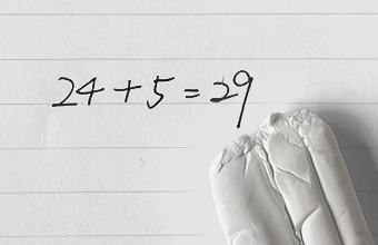 ボールペンで書（か）いた文字（もじ）が練（ね）り消（け）しゴムで消（け）せない様子（ようす）