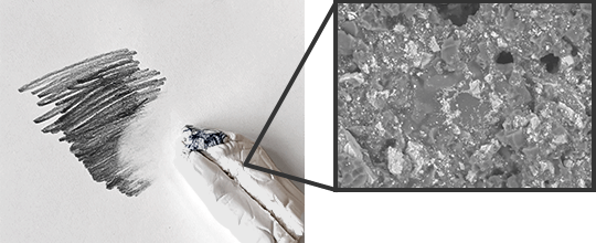 デッサンを練（ね）り消（け）しゴムで消（け）す図（ず）