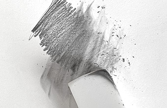 デッサンががプラスチック消（け）しゴムで消（け）せない様子（ようす）