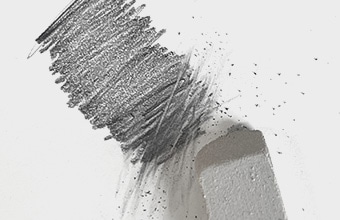 デッサンが砂（砂）消（け）しゴムで消（け）せない様子（ようす）