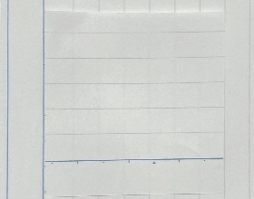 スティックのりで紙（かみ）を貼（は）りつけた様子（ようす）